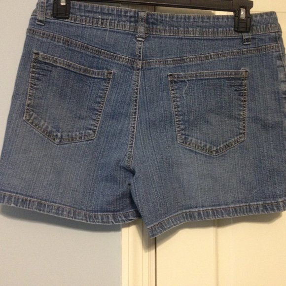 ST JOHN'S BAY LADIES SIZE 14 DENIM SHORTS - Picture 3 of 3